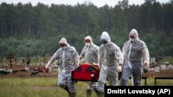 COVID-19 вирусунан өлгөн кишини жерге берүү. Санкт-Петербург шаары. 27-июнь, 2020-жыл.