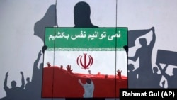 شکایت مهاجرین افغان در ایران به دلیل بد رفتاری پولیس و مقامات در آن کشور روی این شعار انعکاس یافته است 