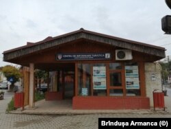 La punctul de informare turistică este închis, deși are doi angajați