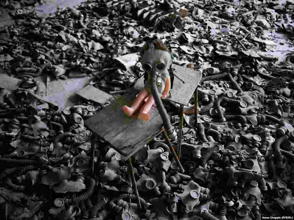 Эти детские противогазы (меры предосторожности против нападения со стороны Соединенных Штатов) были разбросаны по полу через некоторое время после катастрофы. Чернобыльский проводник Владимир Егоров говорит, что это было сделано &laquo;художником&raquo;, который хотел создать страшный образ апокалипсиса