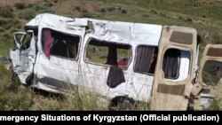 "Мерседес-Бенц Спринтер" после столкновения с большегрузом на перевале Кубакы.