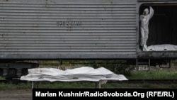 У травні в Україну повернули понад 6 тисяч тіл українських військових. У багатьох областях України приступили до огляду тіл і процесу ідентифікації