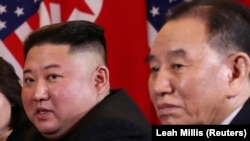 کیم جونگ چال (راست) همراه با کیم جونگ اون رهبر کوریای شمالی