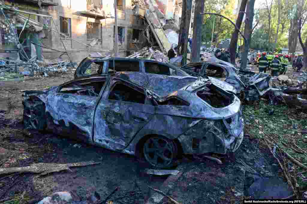 Згорілі внаслідок російської атаки автівки