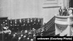 Regele Carol I ține discursul de inaugurare al Fundațiilor Regale, inițial Fundația Carol I. Instituția acorda sistematic burse tinerilor merituoși din multe domenii. Un fel de „România Educată”, dar varianta concretă. În stânga regelui, membrii guvernului, în lojă principele moștenitor Ferdinand, soția sa Maria și Regina Elisabeta. 14 martie 1895. Foto: Arhivele Naționale.