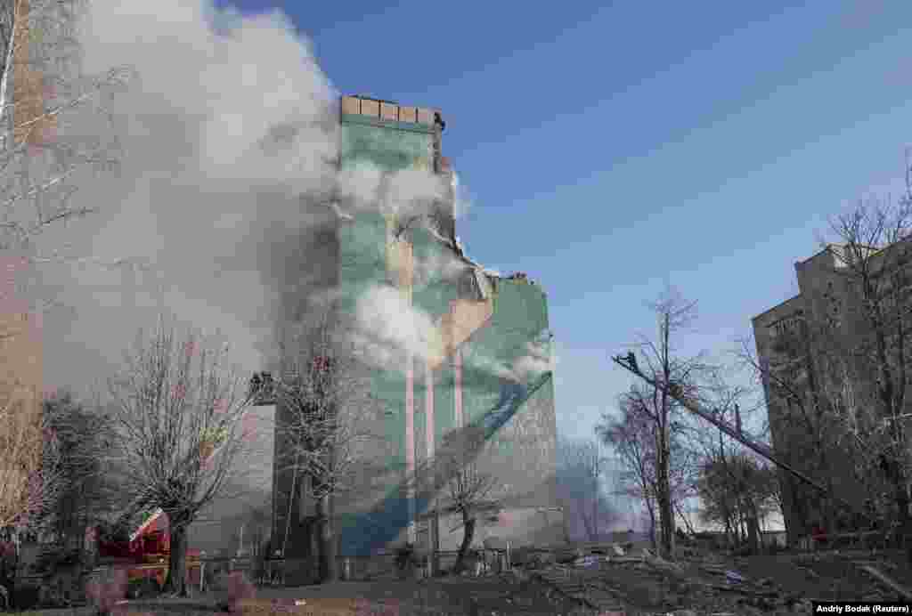 Разбураны ў выніку расейскай атакі шматпавярховы будынак у Цярнопалі.Паводле папярэдняй інфармацыі, у жылы будынак трапіла ракета Х-101, паведаміў «Кіеў 24» начальнік аддзелу сувязі Паветраных сіл Узброеных сіл Украіны Юры Ігнат.