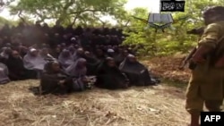 Несовершеннолетние пленницы боевиков. Кадр из видеозаписи, распространенной самой "Боко Харам"