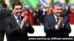 Turkmen President Gurbanguly Berdymukhammedov (left) and Uzbek President Shavkat Mirziyoev in Tashkent on April 24