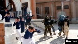 Schoolchildren flee as army soldiers conducting an exercise on how to terrorist attacks (file photo). 