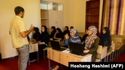 آرشیف، شماری از دختران حین فراگیری ساختن بازی های کمپیوتری در هرات.