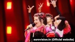 Баш байге "Хрусталь микрофонго" Израил мамлекетинен келген ырчы Нетта ээ болду. 