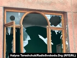 Вибиті вибуховою хвилею вікна у житловому будинку. Львів, 21 серпня 2025 року