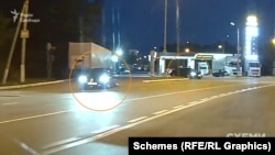 Maybach із Шефіром одразу рушає, одночасно з ним залишає заправку і Audi, на якій приїхав помічник президента