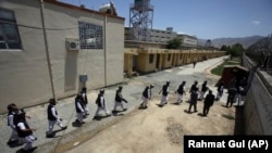Afghan prisoners prepare to be released from Pul-e-Charkhi prison in Kabul (file photo)