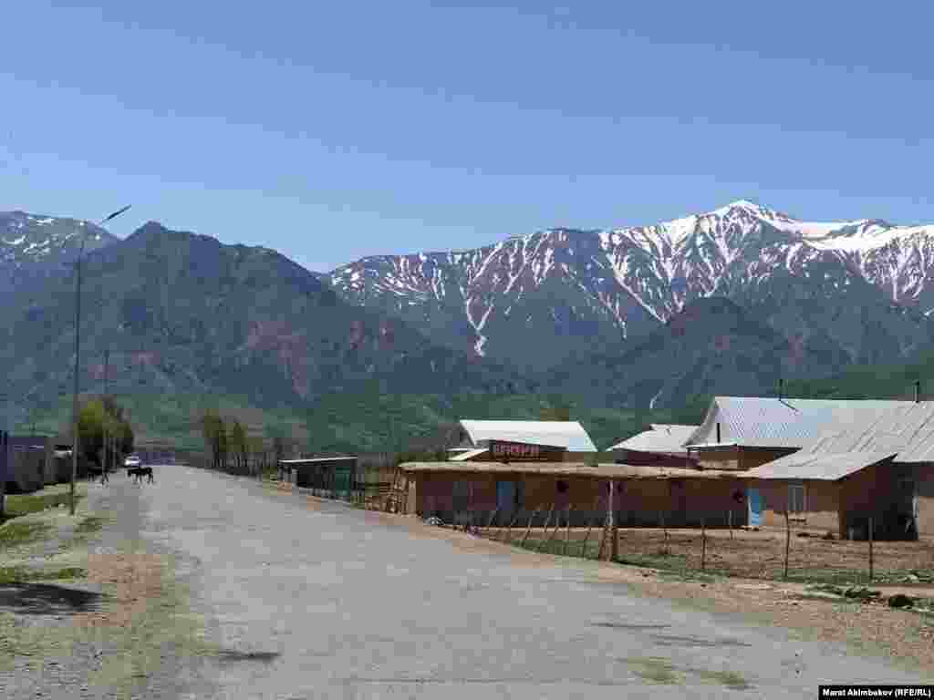 Кыргыз тарап эки мамлекеттин чек арага чектеш райондорундагы кырдаалдын мындан ары күчөшүнө жол бербөө максатында тажик тараптан Унжу-Булак аймагында орнотулган контейнерлерди жана тартылган аскер күчтөрү менен аскерлештирилген техниканы алып кетүүсүн талап кылды.