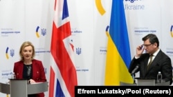 Міністр закордонних справ України Дмитро Кулеба і керівник МЗС Великої Британії Ліз Трасс на прес-конференції за підсумками переговорів. Київ, 17 лютого 2022 року