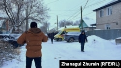 Машина скорой помощи у дома, где проходят похороны погибшей четы. Актобе, 16 января 2025 года