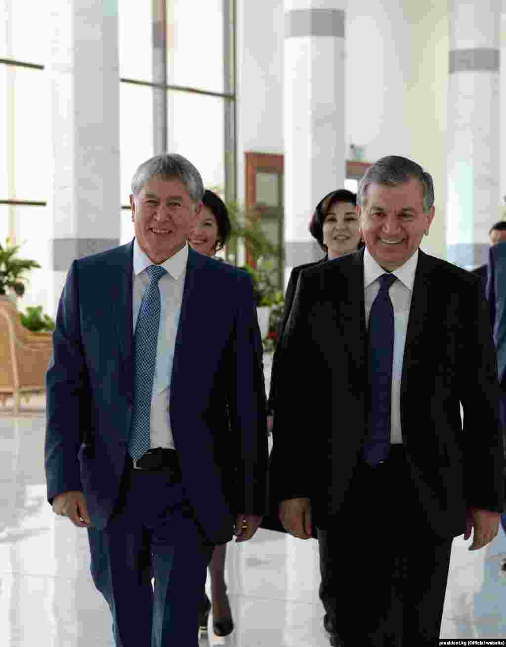Кыргызстандын президенти Алмазбек Атамбаевдин Өзбекстанга мамлекеттик сапары эки күнгө созулат. Сапар алкагында эки өлкөнүн президенттери тар жана кеңири курамдагы кыргыз-өзбек мамилелеринин актуалдуу маселелери боюнча сүйлөштү.