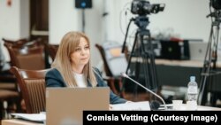 Судья Алла Малый отвечает на вопросы комиссии.