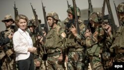 Ministrul german al apărării, Ursula von der Leyen, vizitând soldații germani din Irak