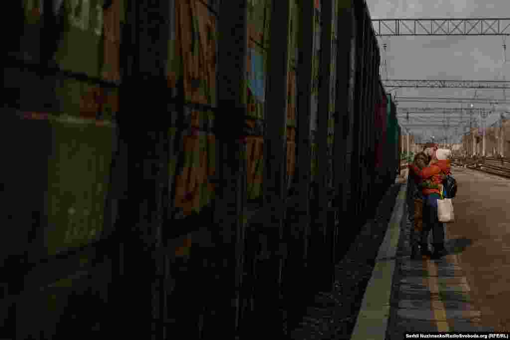 В последние месяцы Россия систематически атакует железнодорожную инфраструктуру Украины, пытаясь парализовать логистику, включая транспортировку военных грузов