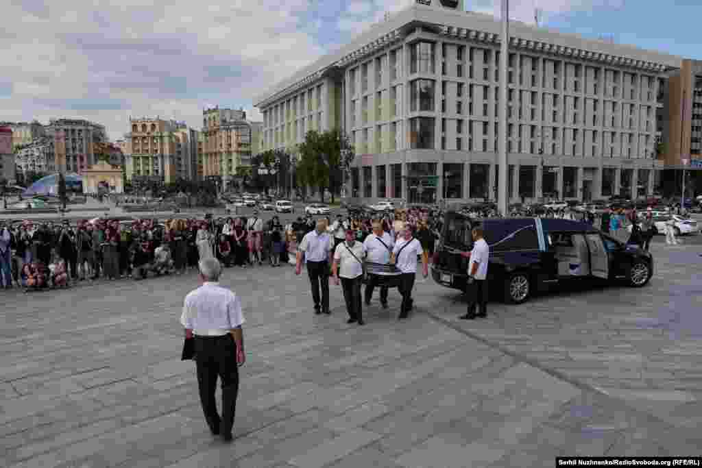 Церемонія прощання з Вікторією Рощиною на майдані Незалежності у Києві