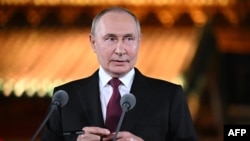 Зокрема, аналітики звернули увагу на слова Путіна про українського президента Володимира Зеленського, якого той назвав «чинним головою адміністрації» і заявив, що зустріч із Зеленським буде «дорогою в нікуди»