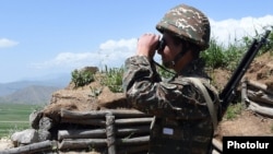 ՀՀ ԶՈՒ զինծառայողը Ադրբեջանի հետ սահմանին մարտական հերթապահության ժամանակ, արխիվ