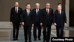 Борбор Азия лидерлери жана Азербайжандын президенти Илхам Алиев Ташкенттеги жолугушууда. 16-ноябрь, 2025-жыл. 