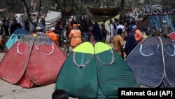 شماری از خانواده های که از ولایات مختلف به کابل بیجا شده اند.