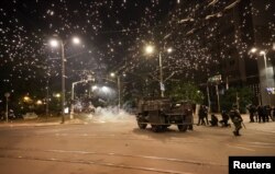 Poliția intervine împotriva protestatarilor la Belgrad. 15 august 2025.