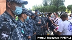 Сотрудники полиции блокируют собравшимся проход на территорию Акорды. Нур-Султан, 4 августа 2020 года. 