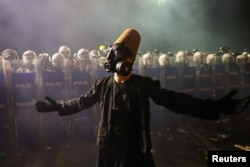 Un protestatar gesticulează în timpul unei demonstrații la Istanbul, pe 23 martie, după ce primarul orașului, Ekrem Imamoglu, a fost arestat și încarcerat.