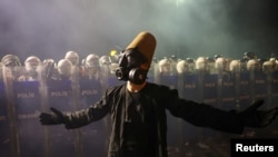 Протестувальник жестикулює під час демонстрації в Стамбулі 23 березня після того, як мер міста Екрем Імамоглу був заарештований і ув'язнений