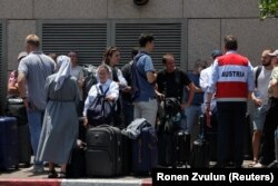 Исроилдан чиқиб кетаётган чет элликлар. Тел-Авив, 17 июн, 2025 йил.