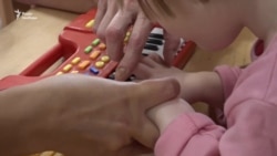 Сурогатна мати пішла, біологічні батьки зі США відмовились. Історія дівчинки Бріджит, яка живе у Запоріжжі