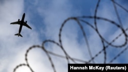 Cel puțin cinci cetățeni români au fost reținuți după aterizarea în Marea Britanie. 