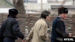 Осужденного мусульманина Валерия Твердохлеба увозят в СИЗО в Астану. Поселок Жаксы, Акмолинская область. 8 апреля 2010 года.