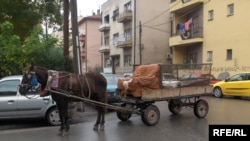 Сиромаштија и луксуз - Запрежна кола низ улиците на Скопје 