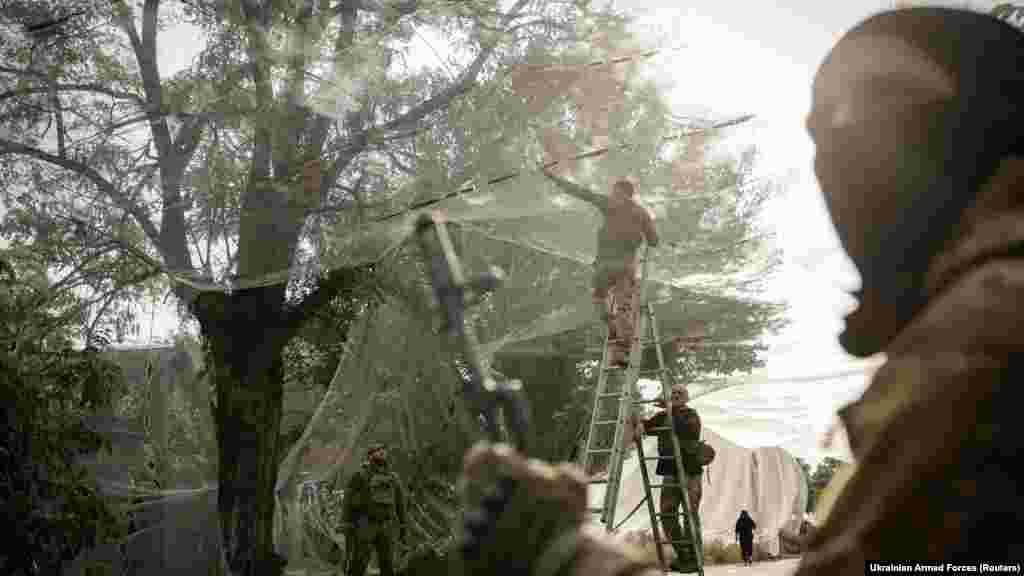 Ukrajinski vojnici postavljaju antidron mrežu u Kostjantinivki, u Donjeckoj oblasti, 19. septembar 2025.