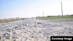 د بُست تاریخي کلا ته د ورغلي سړک یوه برخه