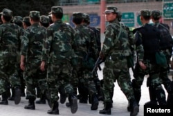 Қашғардағы ұйғыр аудандарын күзетіп жүрген қарулы полиция. Шыңжаң, Қытай, 2011 жылдың тамыз айы.