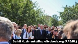 Дипломати го посетија местото на нападот врз станбена зграда погодена од масовениот руски напад врз Киев на 28 август