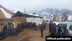 Элге үй-бүлөлүк зордук-зомбулукту болтурбоо, кылмышты алдын алуу боюнча айрым аймактарда түшүндүрүү иштери жүргүзүлүп турат. Фотодо Алай РИИБдин начальниги А.Мурзалиев баштаган милиция кызматкерлери Чоң-Каракол айылында.