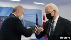 Түрк президенти Режеп Тайып Эрдоган (солдо) жана АКШнын президенти Жо Байден, Брюссель, 14-июнь 2021-жыл. 