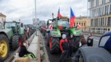 Sute de agricultori cehi protestează pentru prima dată cu tractoarele pe străzile din Praga, împotriva creșterii prețurilor, birocrației, a produselor ieftine din Ucraina și a politicii „verzi” a UE, luni 19 februarie 2024.