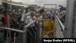 Кыргыз жана өзбек жарандары "Достук" чек ара бекетинин ачылышын күтүшүүдө. 6-февраль  2012.