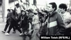 Revoluționari ieșiți pe străzile din Timișoara, primul mare oraș unde s-a strigat „Jos comunismul". Imagine din 1989.