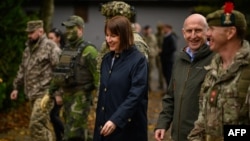 Șefa Trezoreriei britanice Rachel Reeves (centru) și ministrul Apărării din UK, John Healey, la o unitate militară din estul Angliei, unde trupele ucrainene și britanice desfășoară antrenamente.