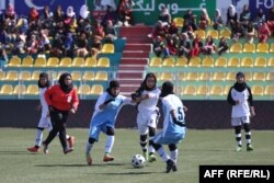 گوشه یی از رقابت فوتبال میان تیم های دختران در کابل که در چهارچوب لیگ فوتبال در سال ۲۰۲۰ در کابل برگزار شده بود